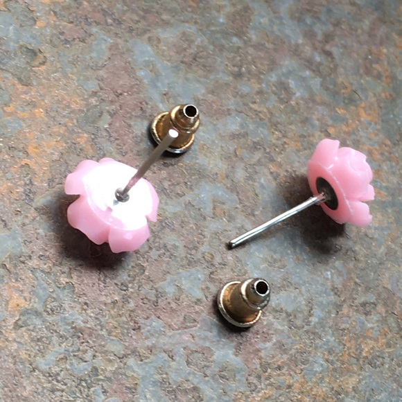 🎈Sale 🎈2 for $10 NWOT spring detailed light pink rose post earrings - Picture 4 of 5